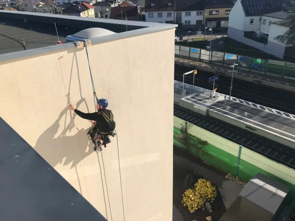 handwerker-im seil-mannheim-industriekletterer hochhaus