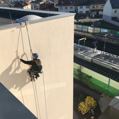 handwerker-im seil-mannheim-industriekletterer hochhaus
