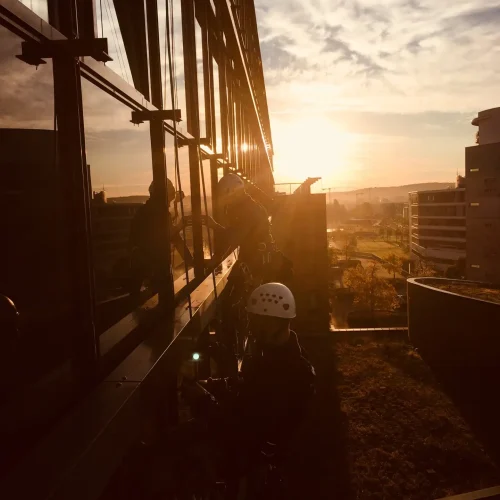 handwerker-im seil-mannheim-industriekletterer am hochaus