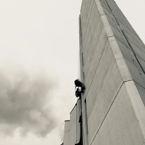 handwerker-im seil-mannheim-industriekletterer hochhaus