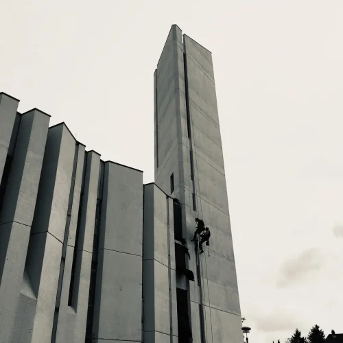 handwerker-im seil-mannheim-industriekletterer hochhaus