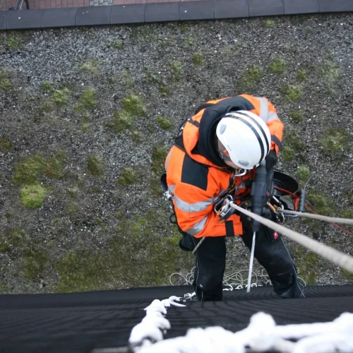 handwerker-im seil-mannheim-industriekletterer hochhaus