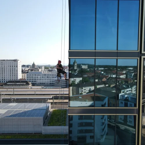 handwerker-im seil-mannheim-industriekletterer hochhaus